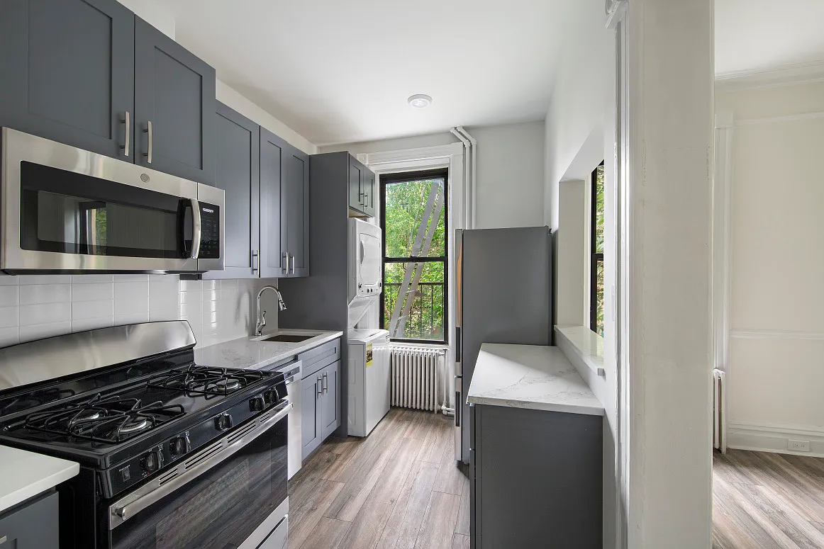 60 Sutton Street — Photo 2