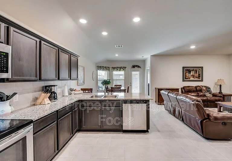 809 Meadow Wood Ln — Photo 7
