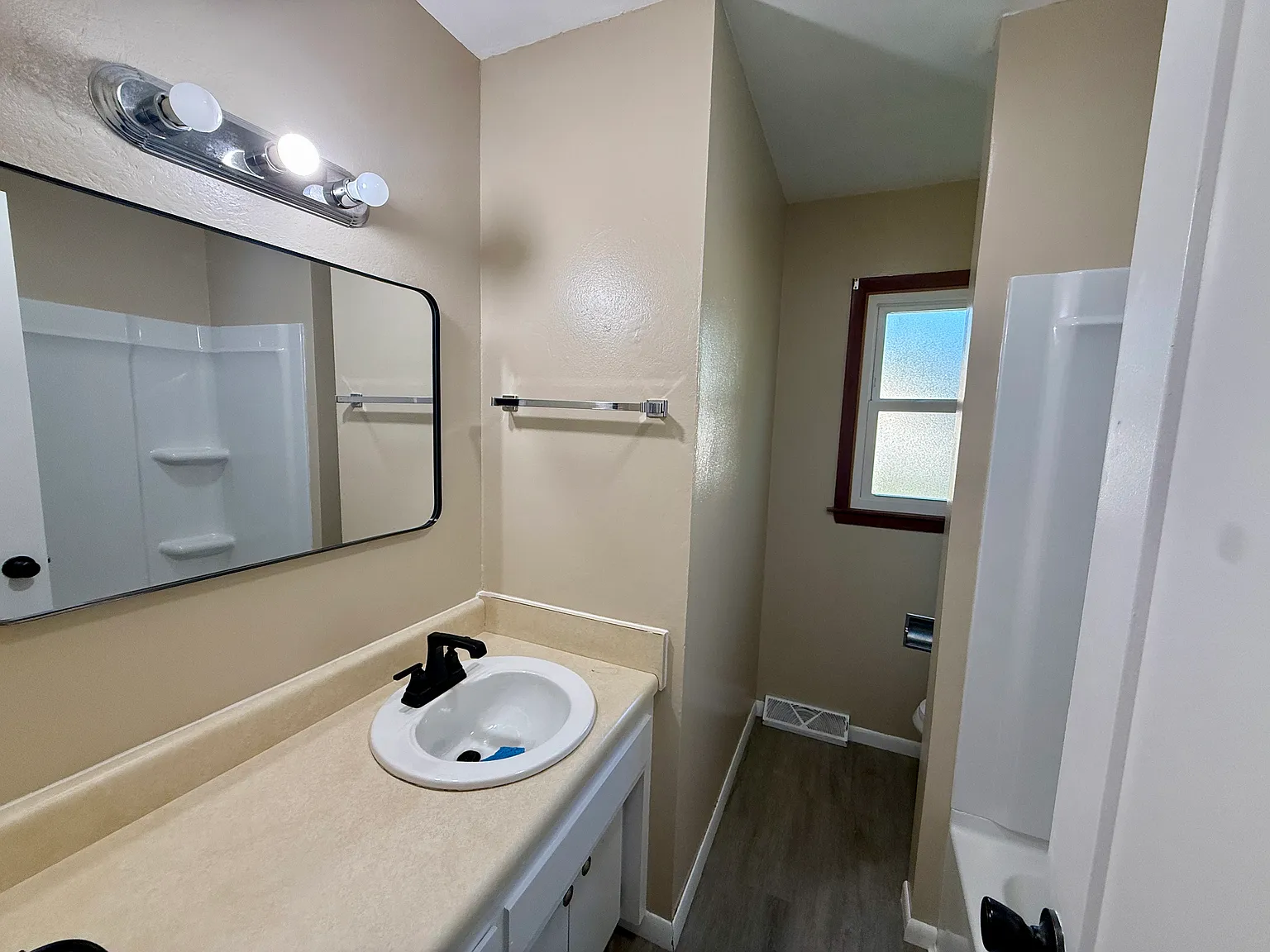 3 bed, 912 sqft, $1,700 — Photo 3