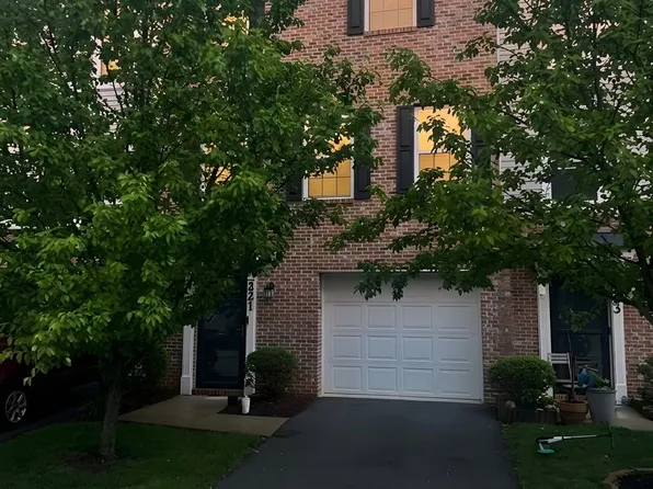 221 Faulk Dr, Warrendale, PA