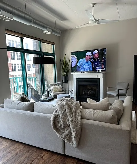 910 W Madison St #702 — Photo 3