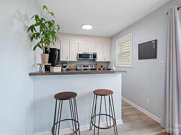 4th image of 993 Surry Ln