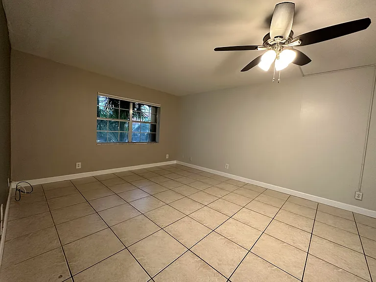 555 SE 8th St #151 — Photo 11
