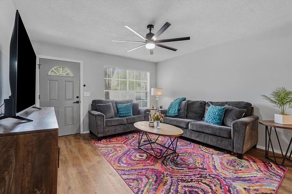 3 bed, 2.5 bath, 1288 sqft, $2,200 — Photo 3