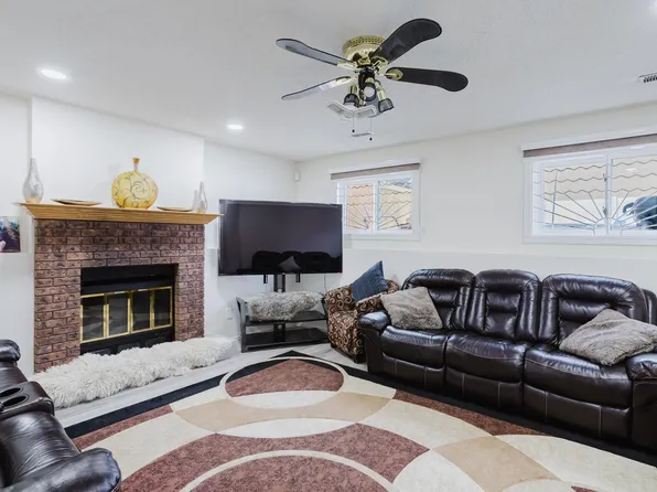 236 Lago Lindo Cres NW, Edmonton, AB T5Z 1Y5