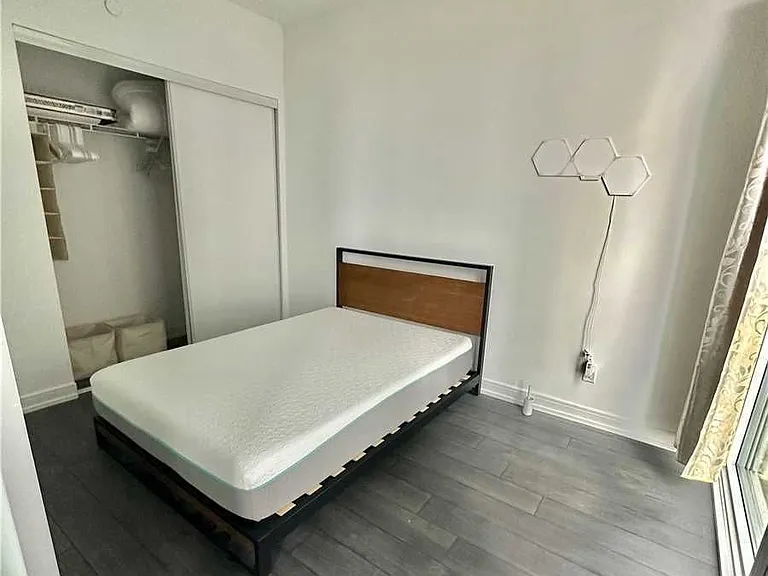 28 Wellesley St E #1105 — Photo 4