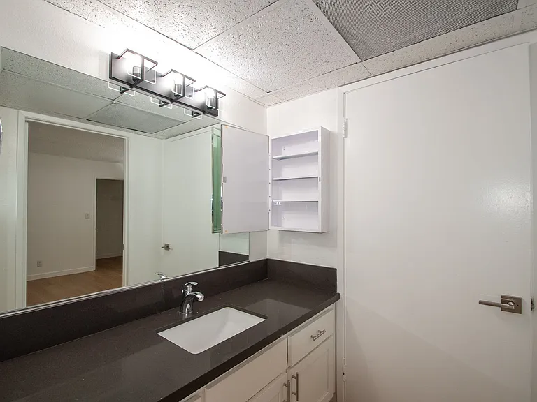 5921 Whitsett Ave — Photo 8