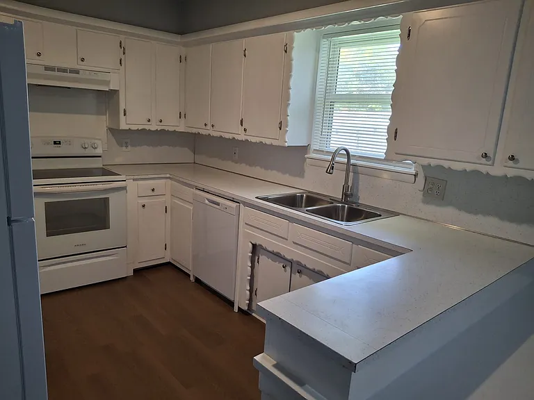 6115 NW Dearborn Ave — Photo 2