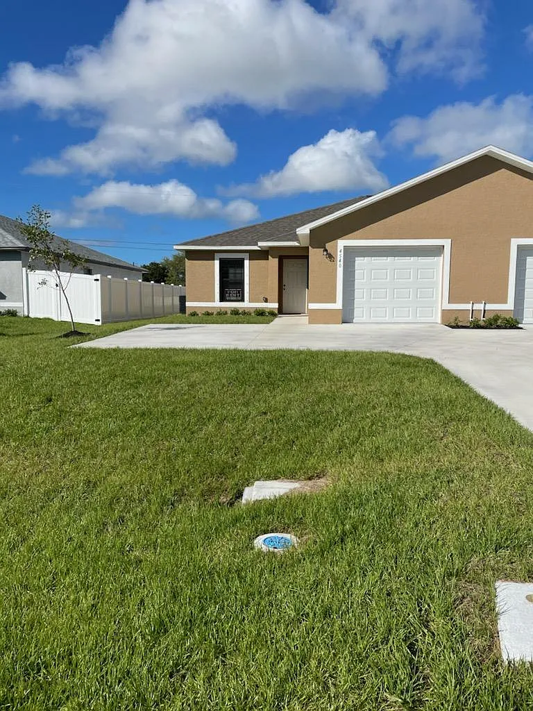 4540 SW 8th Ct — Photo 2