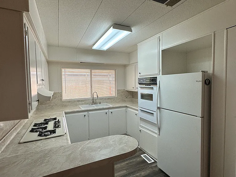 705 S Lyon Ave — Photo 2