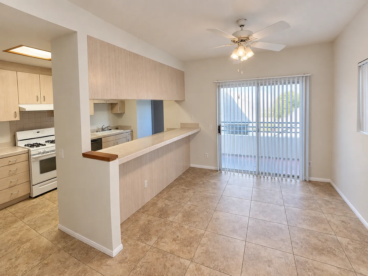 Three Bedroom Townhouse in Pacific Beach - Garage Parking - Remodeled — Photo 3