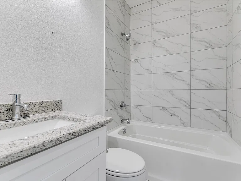 2418 Ash Ln — Photo 10
