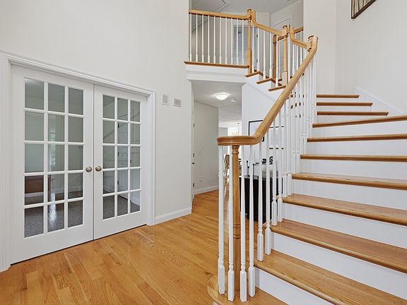 3rd image of 8 Victoria Cir