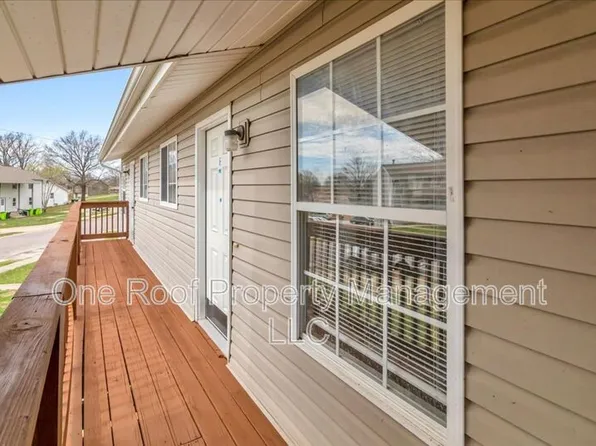 2000 Chateau Dr, Harrisonville, MO