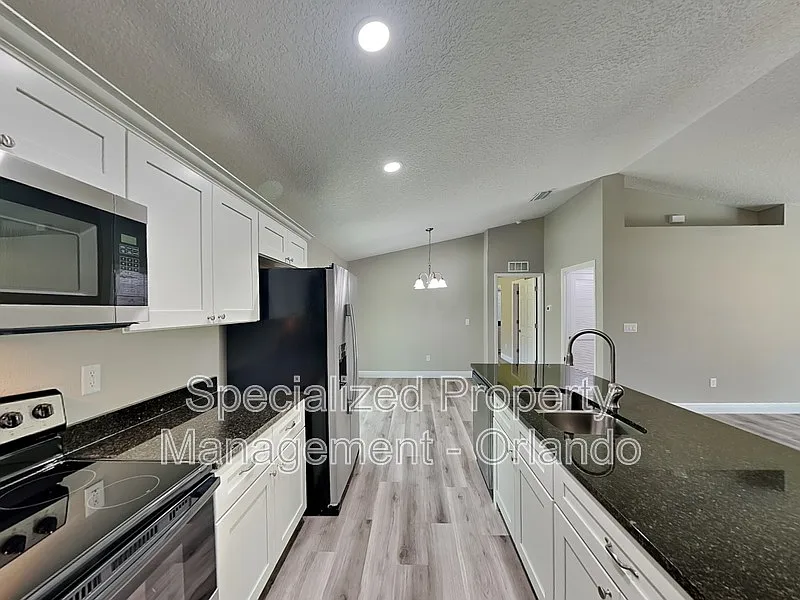 3 bed, 2.0 bath, 1438 sqft, $1,649 — Photo 2