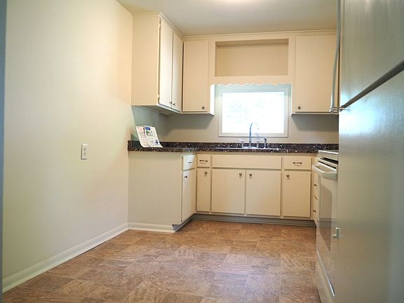 3rd image of 2623 Stark St
