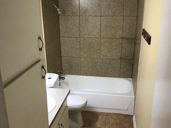 5th image of 1017 W Pioneer Pkwy APT B