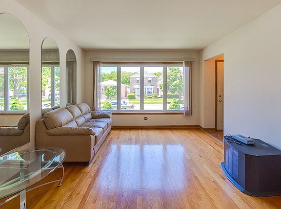 4th image of 3649 N Pontiac Ave #103