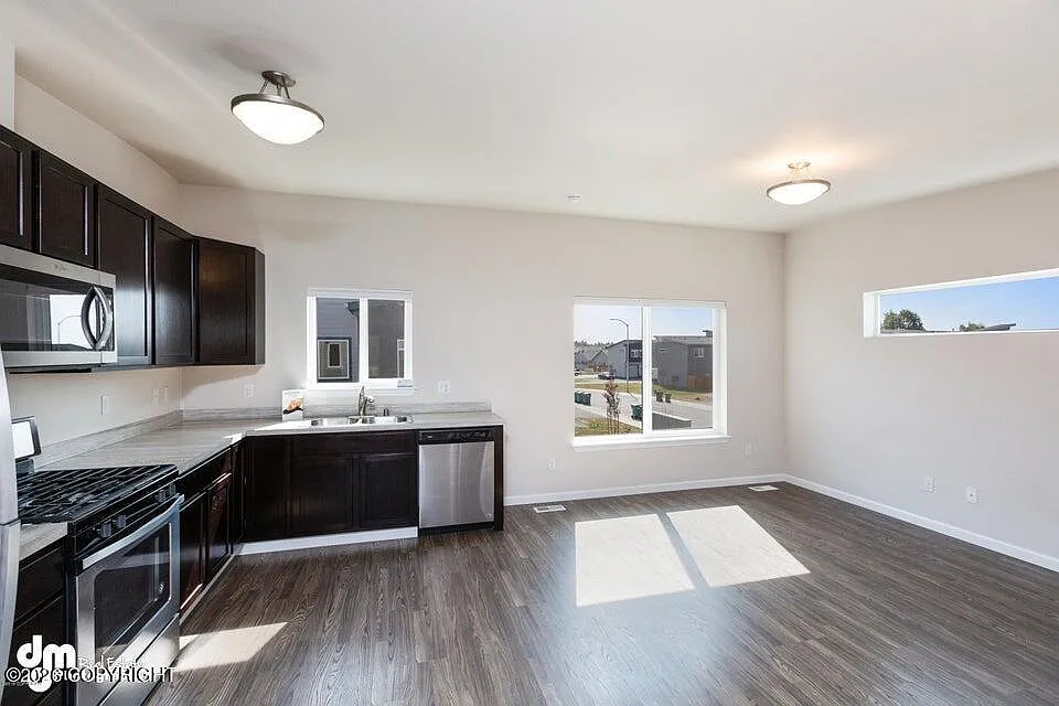 3 bed, 2.0 bath, 1000 sqft, $2,050 — Photo 3