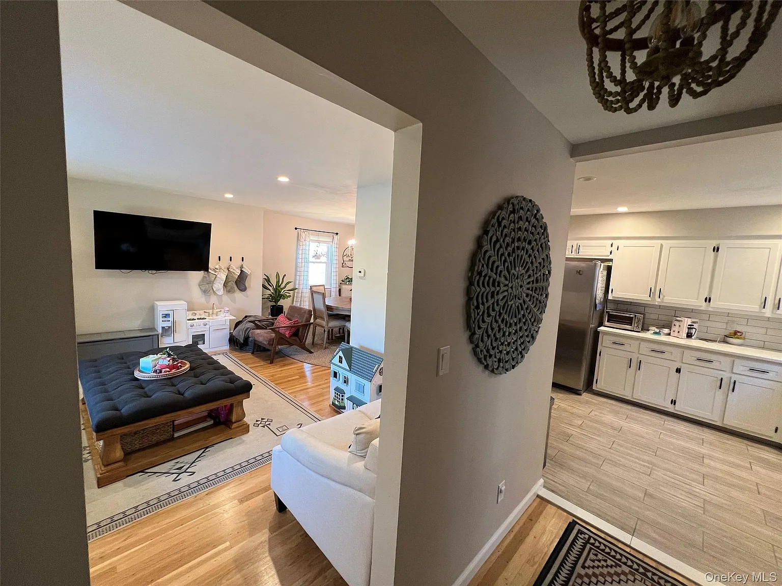 3 bed, 1.0 bath, 1000 sqft, $4,000 — Photo 2