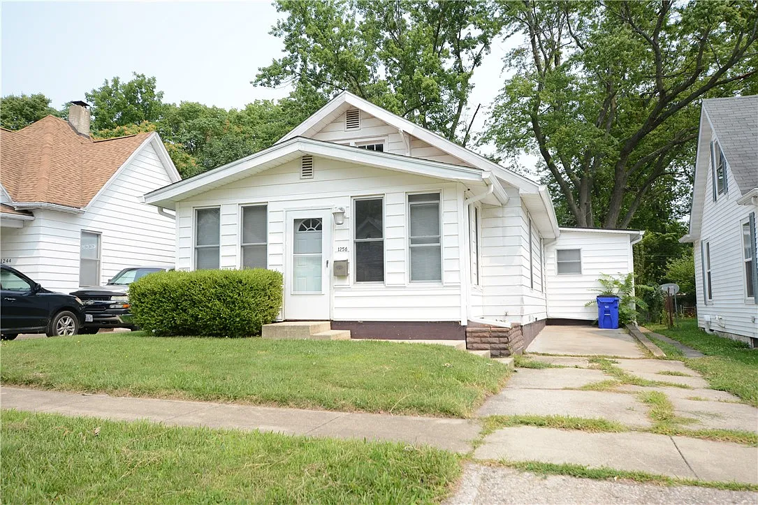 1256 E Dickinson Ave photo 1
