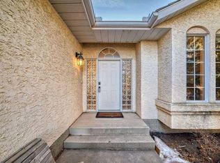 11 N Hawkmount Hts NW, Calgary, AB T3G 3S4