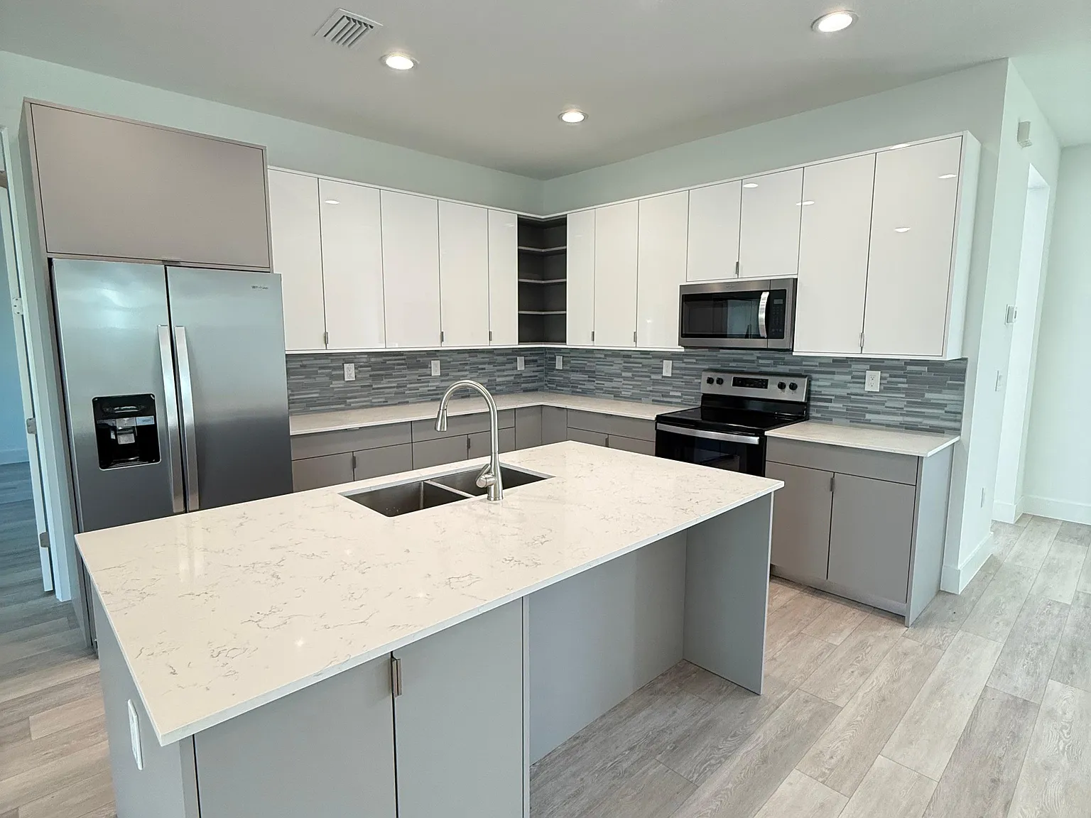 3 bed, 1720 sqft, $2,400 — Photo 3