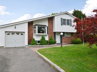 3 Comanche Ln, Commack, NY 11725