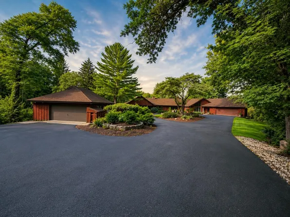 7328 Kinnikinnick Dr, Roscoe, IL 61073