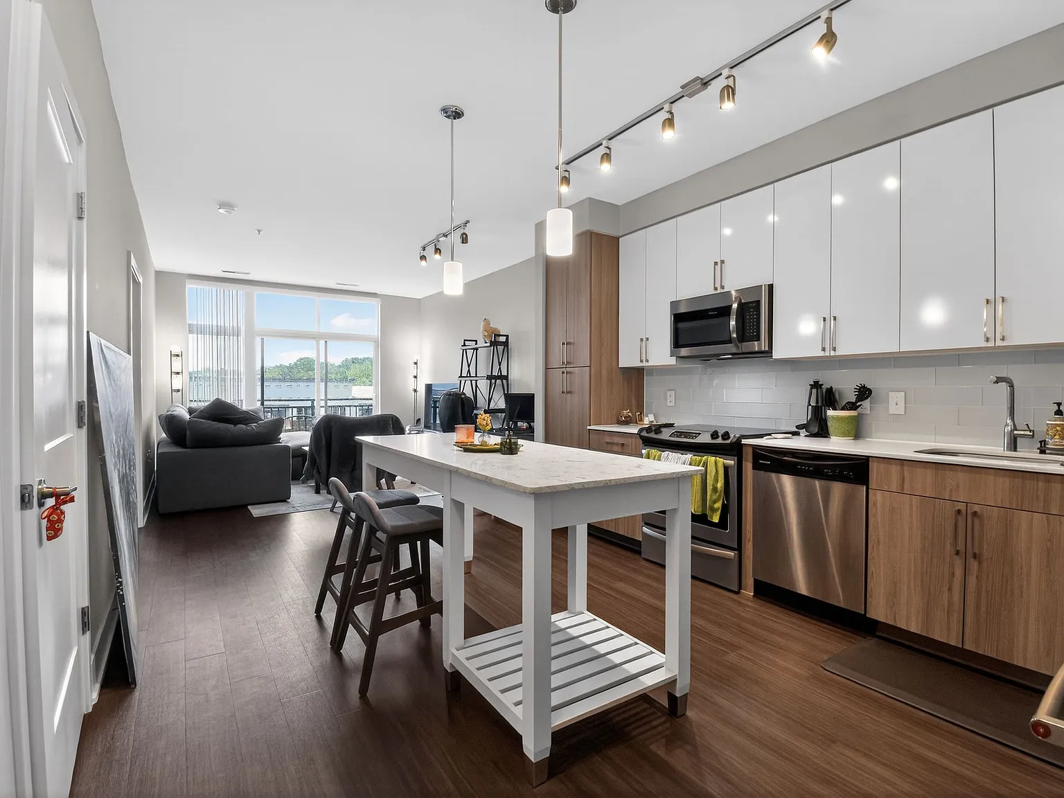 1 bed, 737 sqft, $2,450 — Photo 2