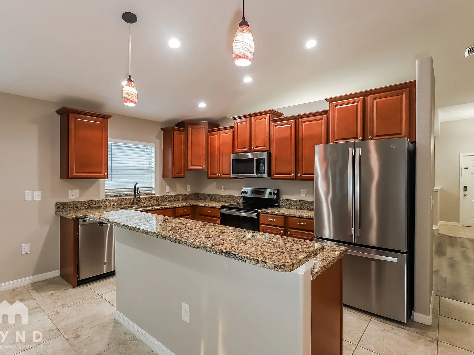 3 bed, 2.0 bath, 2052 sqft, $2,295 — Photo 2