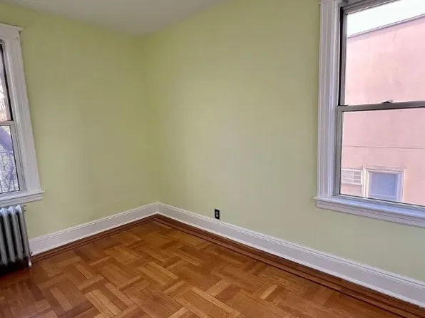 5746 64th St, Flushing, NY 11378