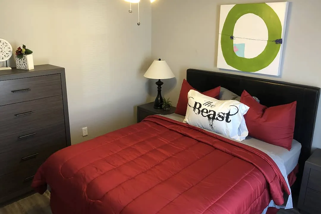 Oakwood Place Apartments — Photo 4