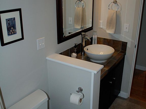 Modern bathroom.