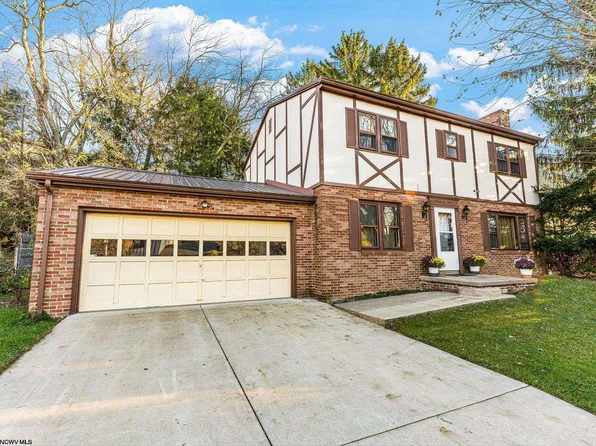 1024 Village Dr, Morgantown, WV 26505