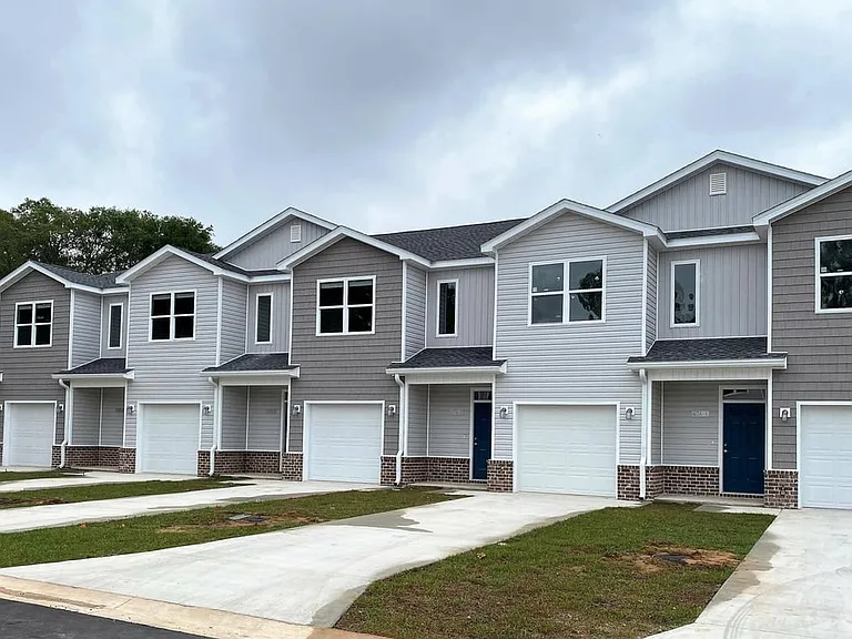 672 Denton Blvd #1 — Photo 1