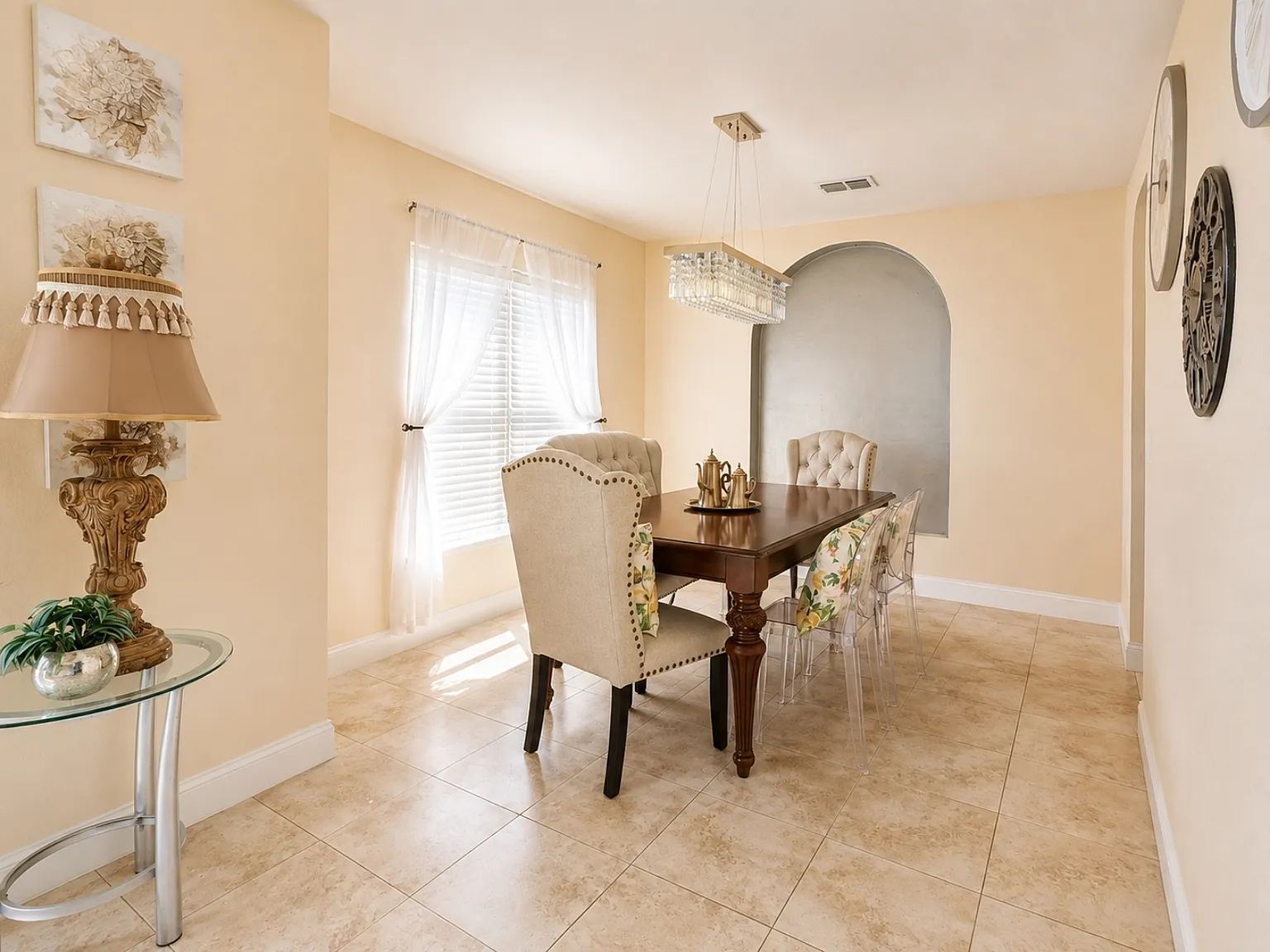 4 bed, 2.5 bath, 2348 sqft, $2,450 — Photo 3
