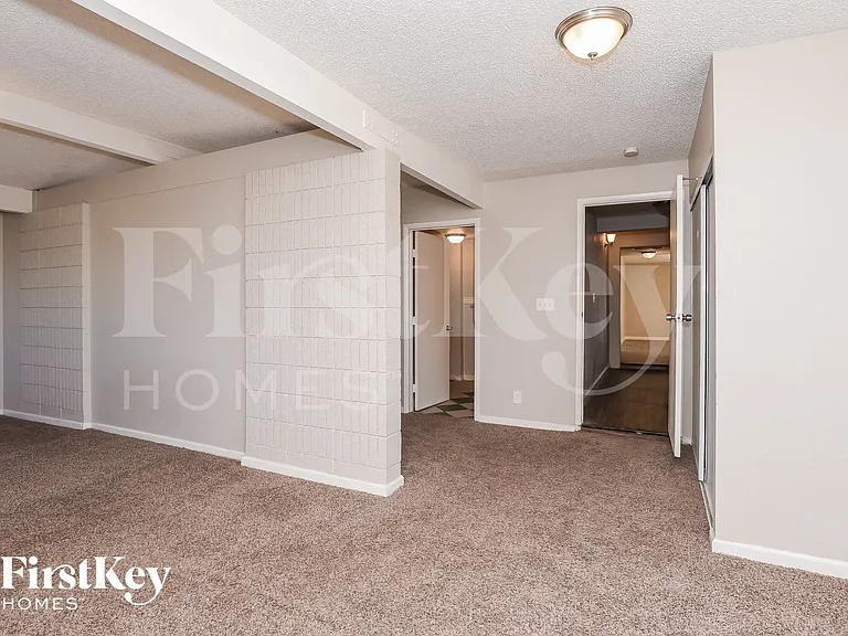 2085 Palora Ave — Photo 2