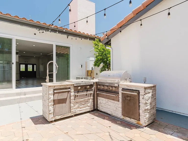 17908 Califa St — Photo 35