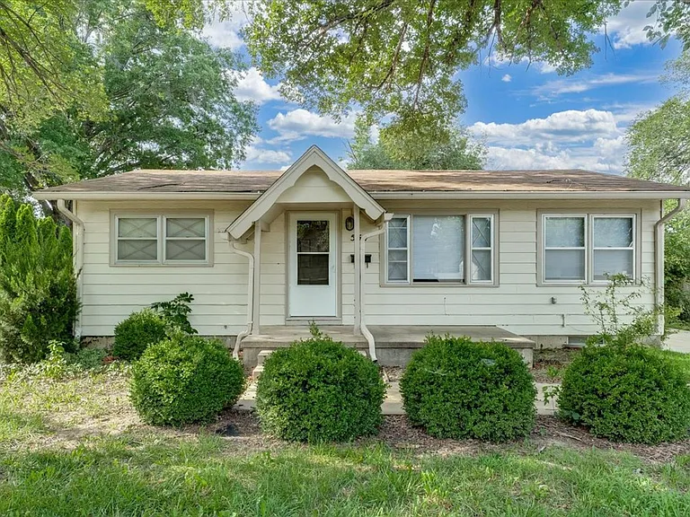 554 S Circle Dr — Photo 2