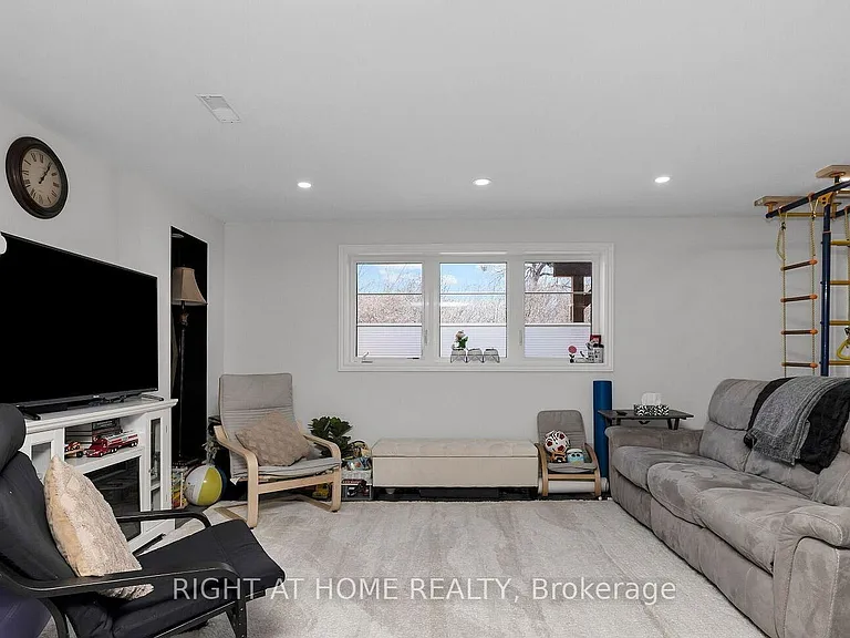 43 Westfield Dr — Photo 2