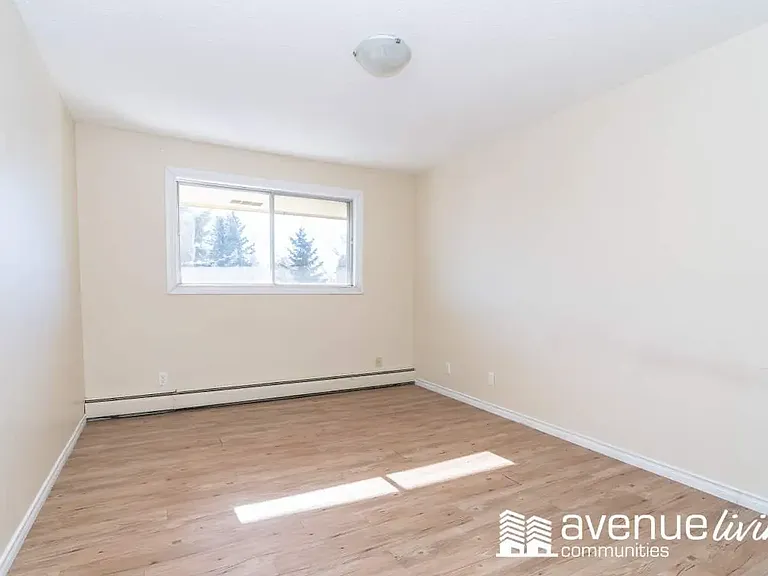 633 28th St W — Photo 38
