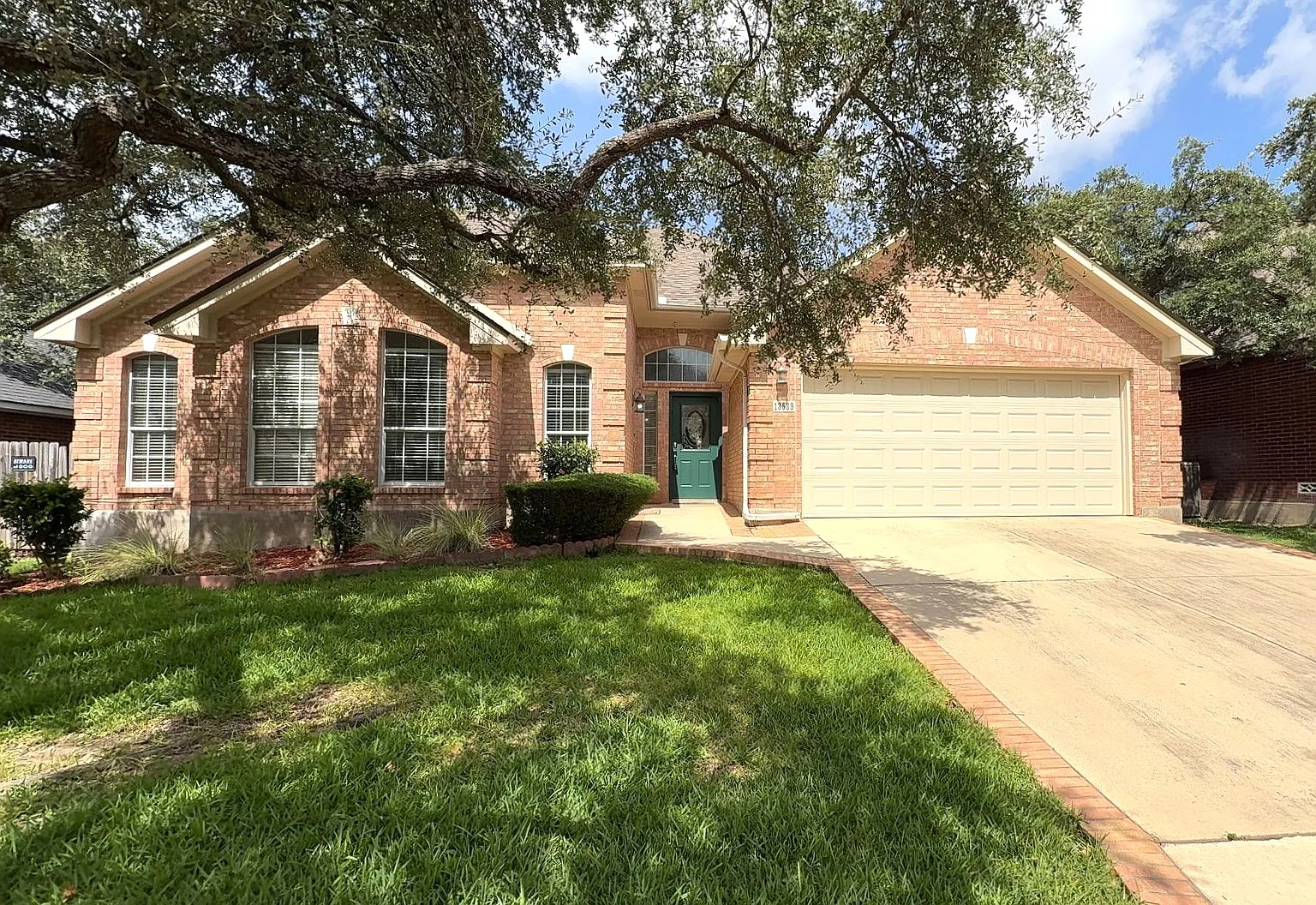 4 bed, 2472 sqft, $2,900 — Photo 2