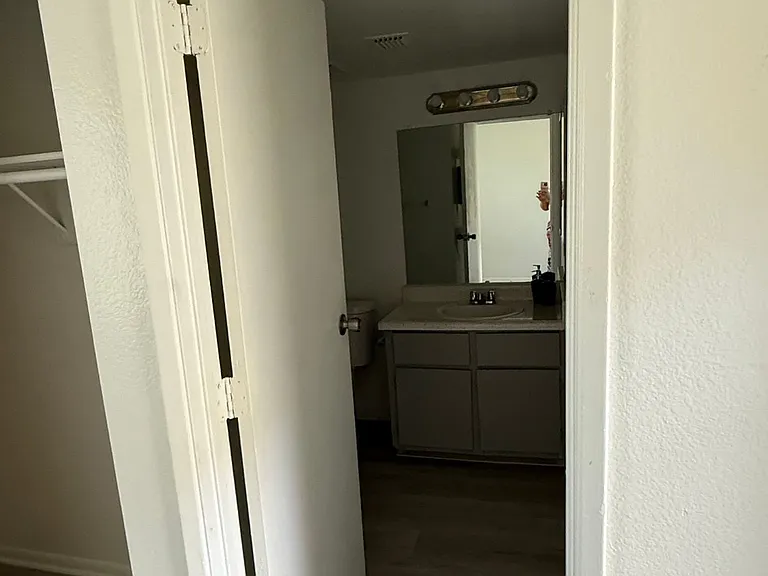 Desert Wind Apartments — Photo 9