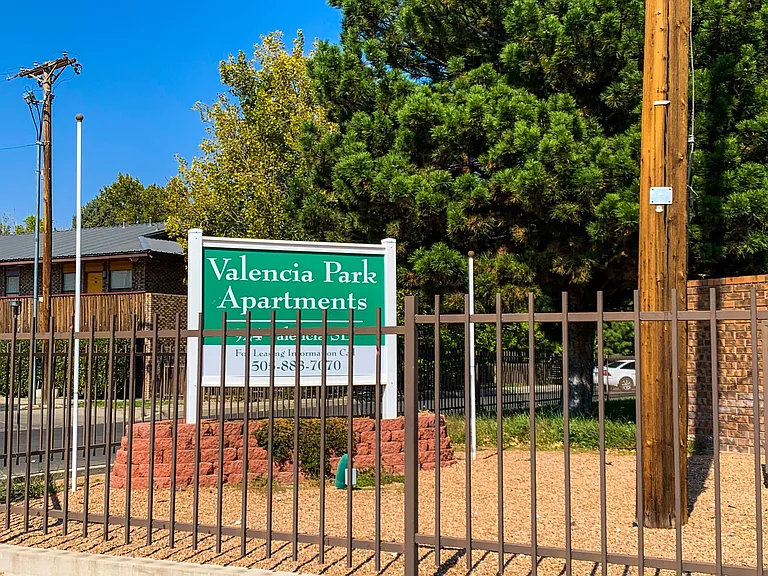 924 Valencia Dr SE — Photo 2