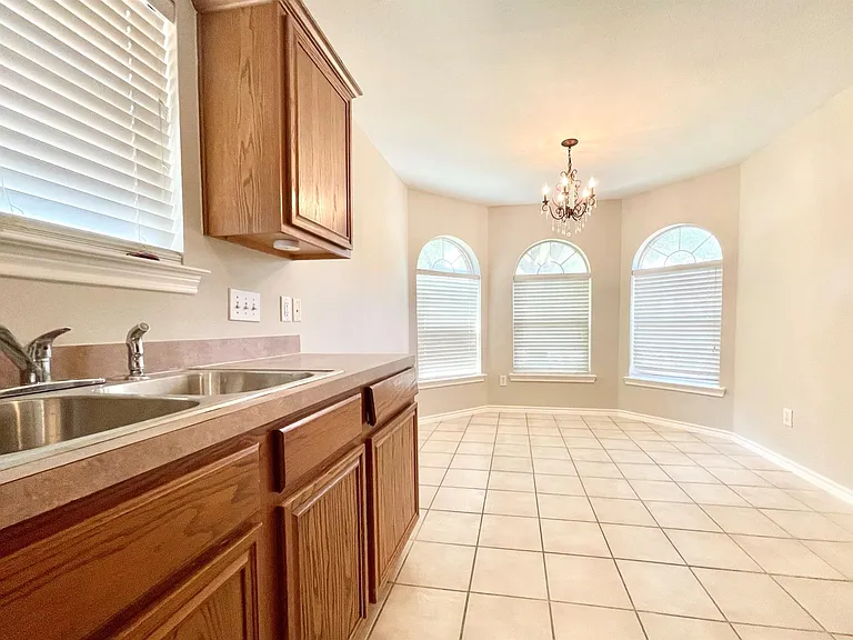 5723 Wandering Creek Dr — Photo 4