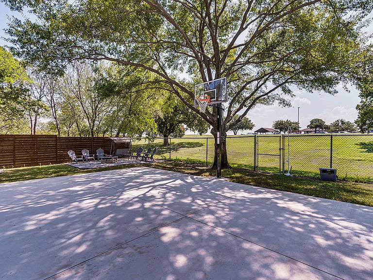 1924 E Shady Grove Rd — Photo 16