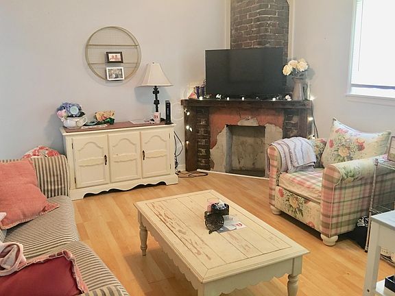 Cozy living room/kitchen with ceiling fan