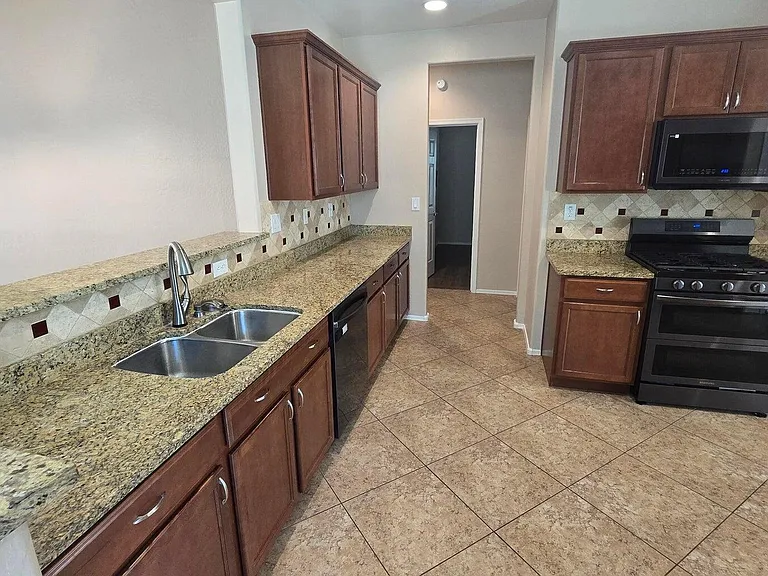 10826 W Avenida Del Rey — Photo 3
