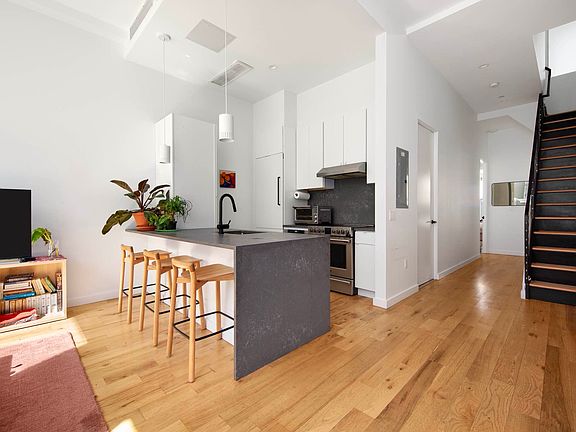 2nd image of 210 N 10th St #2